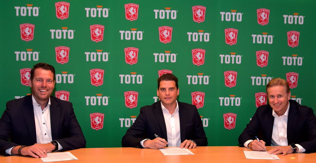 fctwente's tweet photo. 🤝 𝐓𝐎𝐓𝐎 𝐧𝐢𝐞𝐮𝐰𝐞 𝐩𝐚𝐫𝐭𝐧𝐞𝐫 𝐅𝐂 𝐓𝐰𝐞𝐧𝐭𝐞

🔴 @TOTO_NL en FC Twente gaan een partnership aan voor de duur van drie jaar. TOTO komt bij FC Twente op de mouw van het shirt te staan.

Lees hier meer ➡️ https://t.co/dlqPl2dPPC

#FCTwente https://t.co/laqOwoLLPG