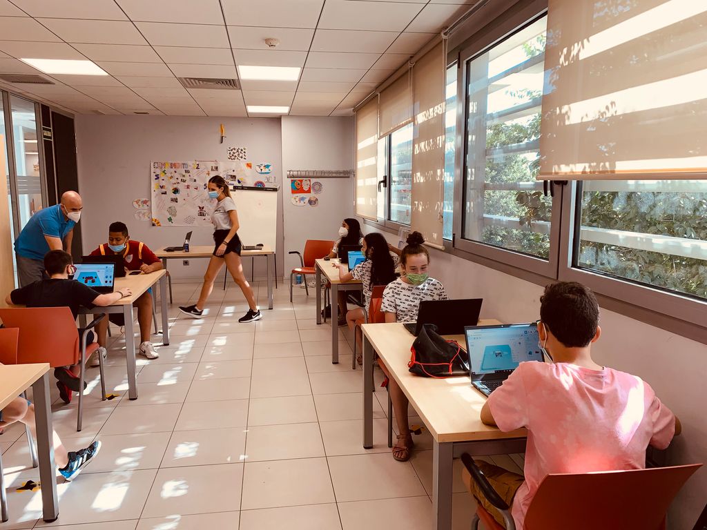news_techwaves's tweet photo. Esta semana nuestro equipo de @spacetechies ha estado colaborando con el proyecto #TheFunlab de @ONGCandelita para paliar el absentismo escolar en niños en riesgo de exclusión social. 🤖👦👧 #ProgramaTuFuturo #fun #kids #robotics #ong https://t.co/woIPHioZSv