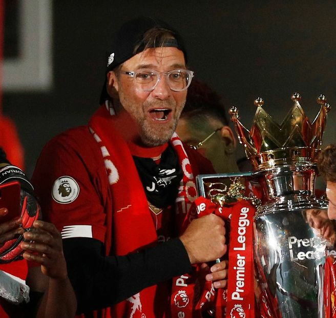 Thread of each of the Liverpool squad member with the Premier League trophy:Starting off with the main man, Jürgen Klopp!
