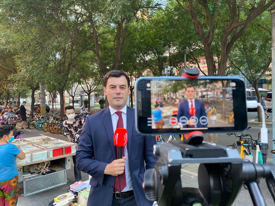 PaddyFok's tweet photo. Got to use our brand new @SBSNews mic cover today! #FSNLive @featurestory https://t.co/a32ZEhx9na