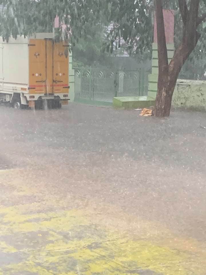 knarunkumar's tweet image. @Vijaykarthikeyn,காங்கயம் ராஜாஜி வீதியில் கடந்த சனிக்கிழமை பெய்த மழையில் இந்த வீதியே ஸ்தம்பித்து விட்டது  பல வருடங்களாக சாக்கடை நீர் அப்படியே நகராமல் நிற்கிறது  சுகாதார கேடு எப்படி உருவாகிறது என இந்த வீதிக்கு வந்தால் தெரியும், இதற்கு நிரந்தர தீர்வு கிடைக்க வழி வகை செய்ய வேண்டும்