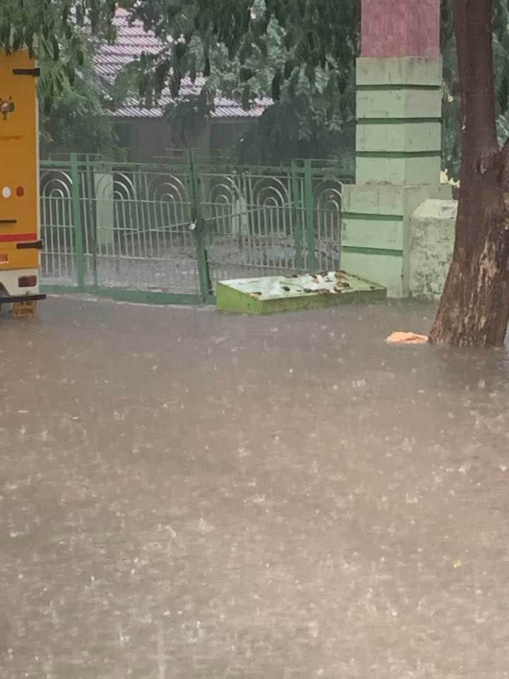 knarunkumar's tweet image. @Vijaykarthikeyn,காங்கயம் ராஜாஜி வீதியில் கடந்த சனிக்கிழமை பெய்த மழையில் இந்த வீதியே ஸ்தம்பித்து விட்டது  பல வருடங்களாக சாக்கடை நீர் அப்படியே நகராமல் நிற்கிறது  சுகாதார கேடு எப்படி உருவாகிறது என இந்த வீதிக்கு வந்தால் தெரியும், இதற்கு நிரந்தர தீர்வு கிடைக்க வழி வகை செய்ய வேண்டும்