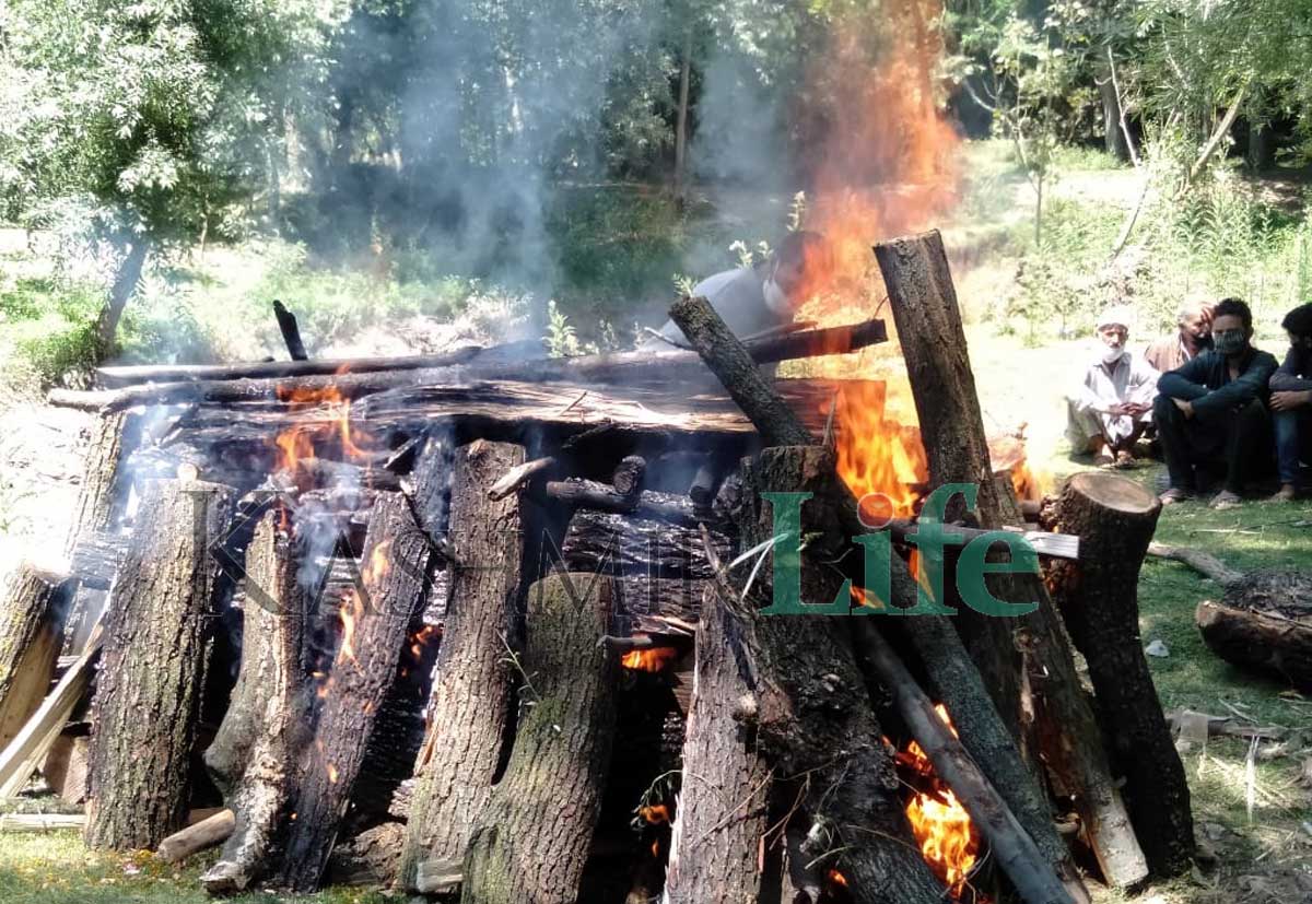 KashmirLife's tweet photo. #Muslims Perform Last Rites Of #Kashmiri Pandit In South Kashmir's #shopian District #KashmiriPandits #Kashmir #JammuKashmir https://t.co/ga0OEl7GQO