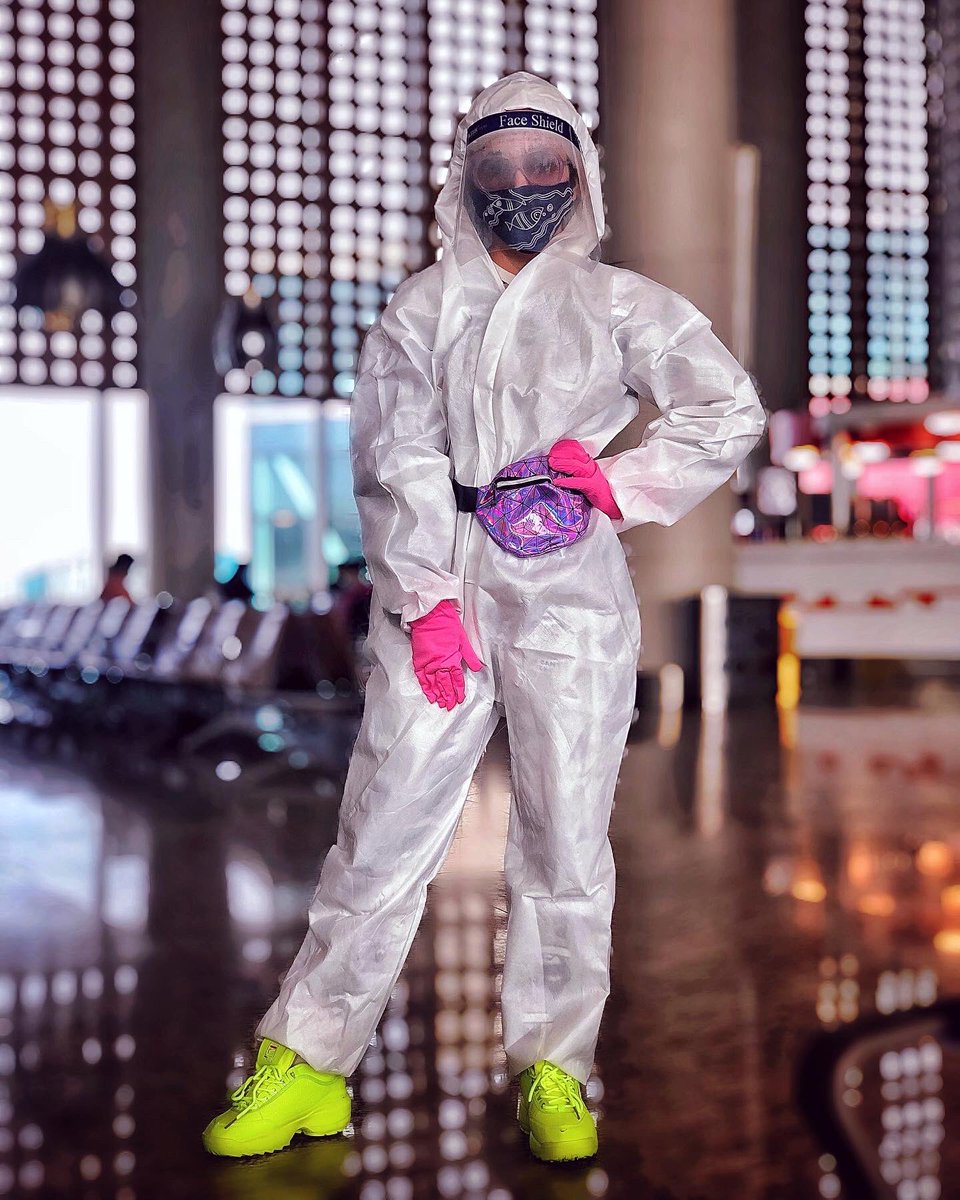 ashnoorkaur03's tweet image. The only #AirportLook you can have these days, but a tinch of colourful styling harms no one😉
.
#WorkCalling so here I come, accepting the #NewNormal ♥️
#ppekit #staysafe #airportdiaries