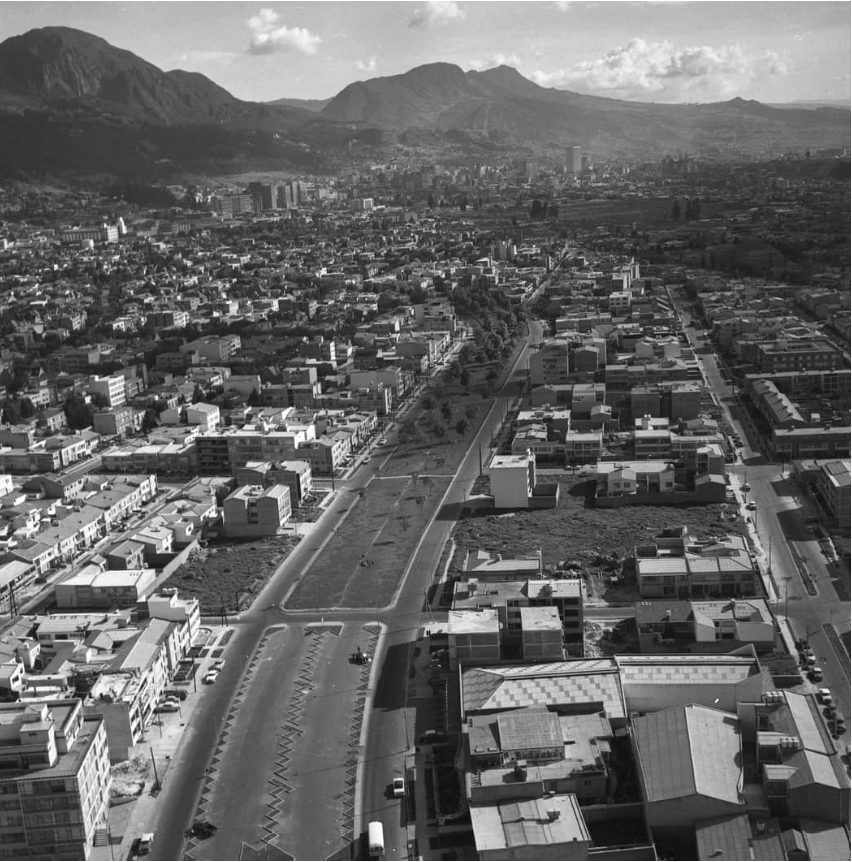 jsanchezcristo's tweet photo. Así era la Bogotá que amamos....Majestuoso Park Way....1960 https://t.co/GKqbM6czPT