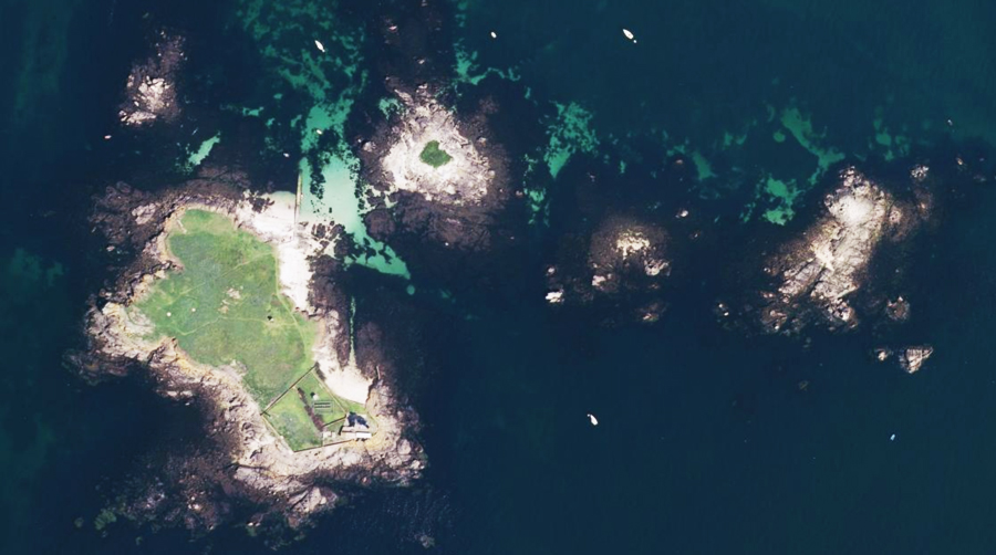IGNFrance's tweet photo. #JeudiPhoto 📸 Île aux Moutons, #Finistère (29). Prise de vue aérienne #IGN de 2018 👉https://t.co/BJQEqnoBAf. Réserve ornithologique abritant une colonie de sternes🐦, une grande partie de l'#île est interdite d'accès. Il n'est possible de jeter l'ancre qu'aux abords du #phare ! https://t.co/fuqo9ONJfx