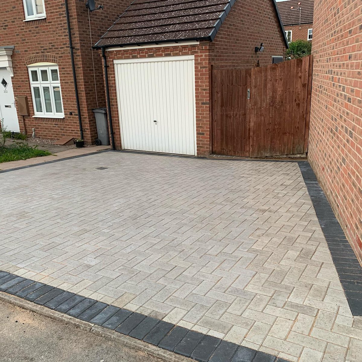 Dranny's tweet photo. Took a little longer than expected but the new bigger driveway is here.

📸 https://t.co/dJIhOhGrsY via https://t.co/qcVvJktNe1 https://t.co/mQxqPAA8i2
