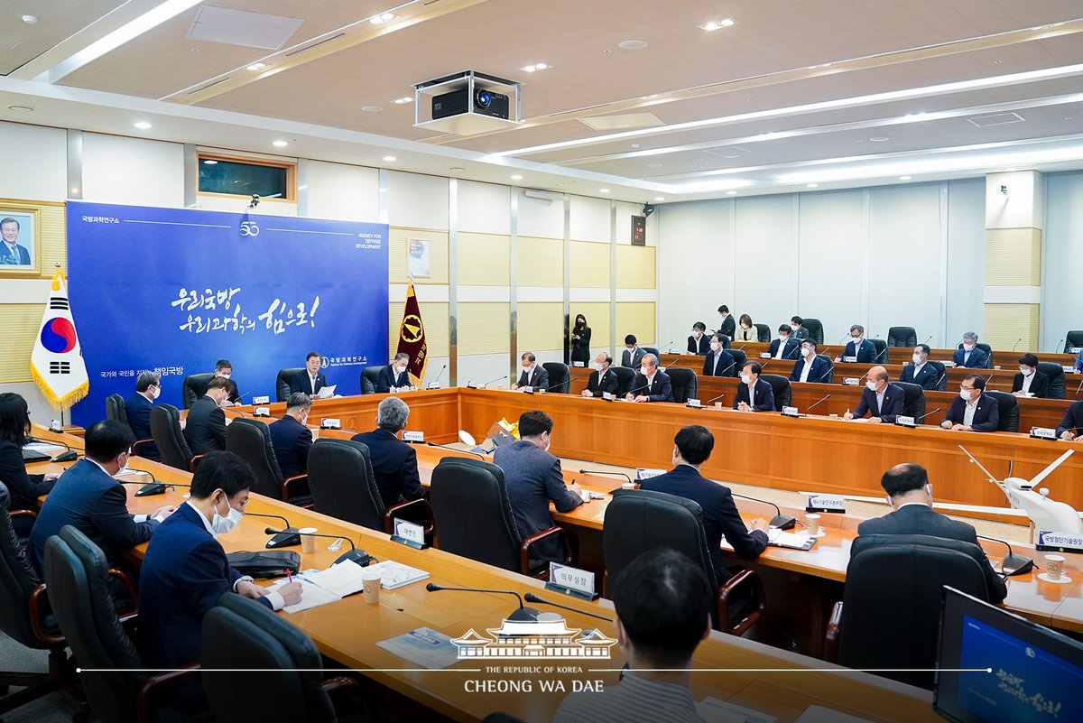 아울러 대통령은 "앞으로도 우리 스스로 책임지는 국방, 우리 손으로 만드는 한반도 평화에 대한 강력한 의지를 갖고 국방과학기술 분야에 대한 투자를 계속해 나가겠다"고 강조했습니다.