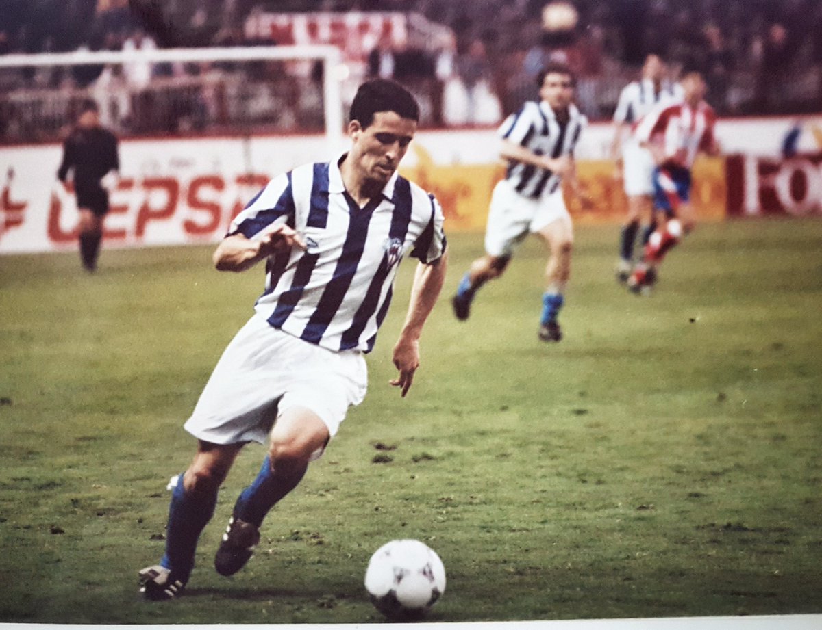 adriantapia_o2's tweet photo. Un enorme orgullo haber vestido la camiseta del @CDCMOSCARDO_com. Hoy, en su 75 Aniversario, un placer haber aprendido tanto al lado de personas y jugadores increíbles. 
•
•
#APorLos100 #CDCMoscardo #Usera #Moscardó #ClubMítico https://t.co/slcmqRSeoJ