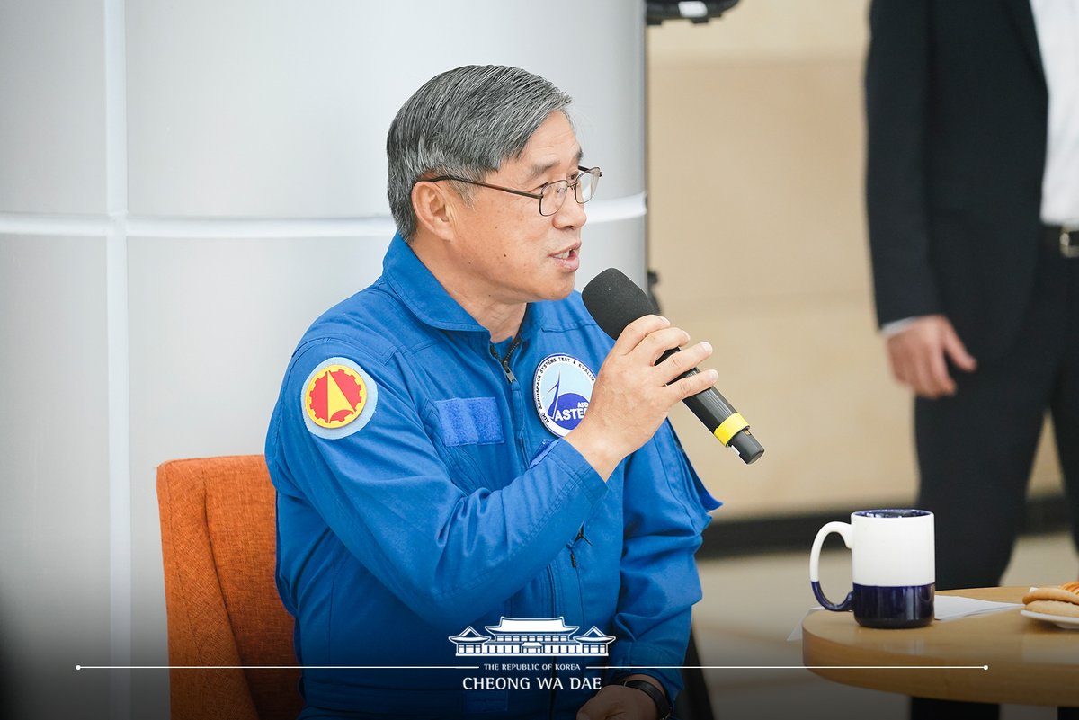 연구소 직원들과의 간담회에서 유도무기 비행시험 안전통제원으로 임무를 수행 중인 한 직원은 "항상 긴장감을 갖고 있지만, 시험이 성공했을 때 뿌듯함을 느낀다"고 소감을 밝혔고, 대통령은 "실패도 자산으로 삼는 분위기를 만들기 바란다"고 당부했습니다.