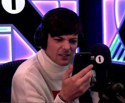 sophsbabesfaves's tweet photo. louis right now seeing ‘LOUIS WAKE UP’ #10YearsOfOneDirection https://t.co/QNolkUZwor