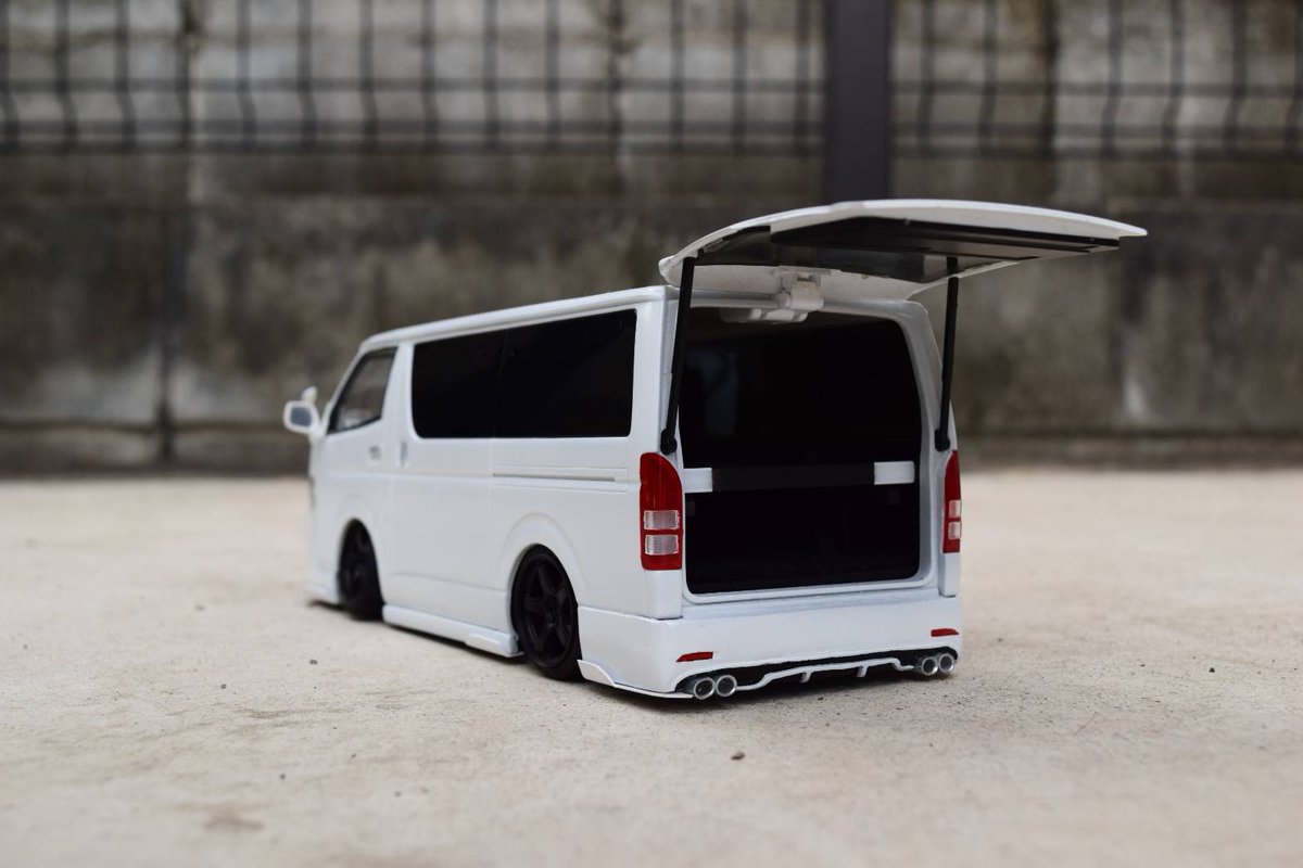 Yama ハイエースプラモデル完成しました 3型バンパーをベースにあちこち手を加えてレガンスフルエアロ仕様に 完成まで1年半ちょっとかかりました アオシマ プラモデル プラモデル車 ハイエース ハイエースカスタム 3型ハイエース 4型ハイエース