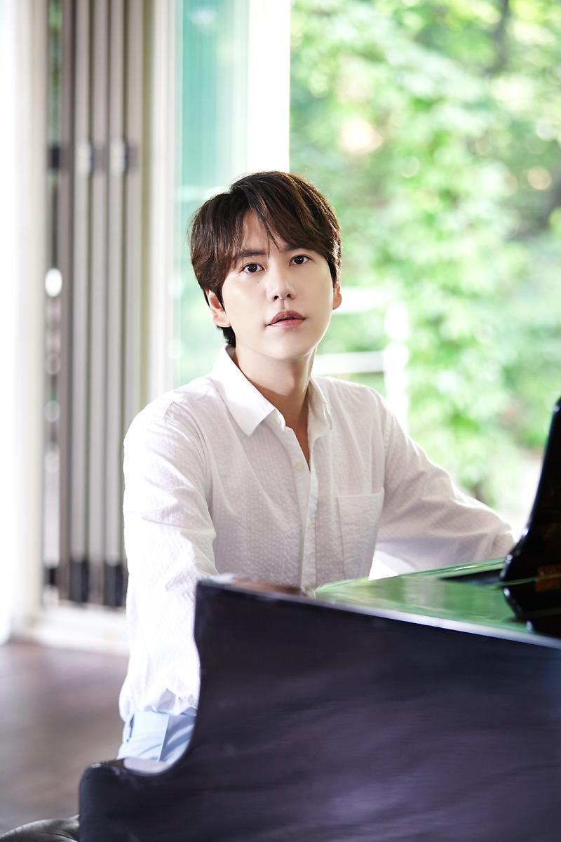 Kyuhyunismylife's tweet photo. Let's go to streaming guys, please 💞💋💕
This song is easy listening, smooth, cheerful and good 
@GaemGyu 💏😘😘
#dreaming #규현 #사계절의규
#SUPERJUNIOR 
#규휸 
#AtGwanghwamun
#AMillionpieces 
#FallOnceAgain
#GoodbyeForNow
#TheDayWeMeetAgain
#Aewolri
#TimeWithYou
#AutumnPrince https://t.co/q9pxdnfp8D