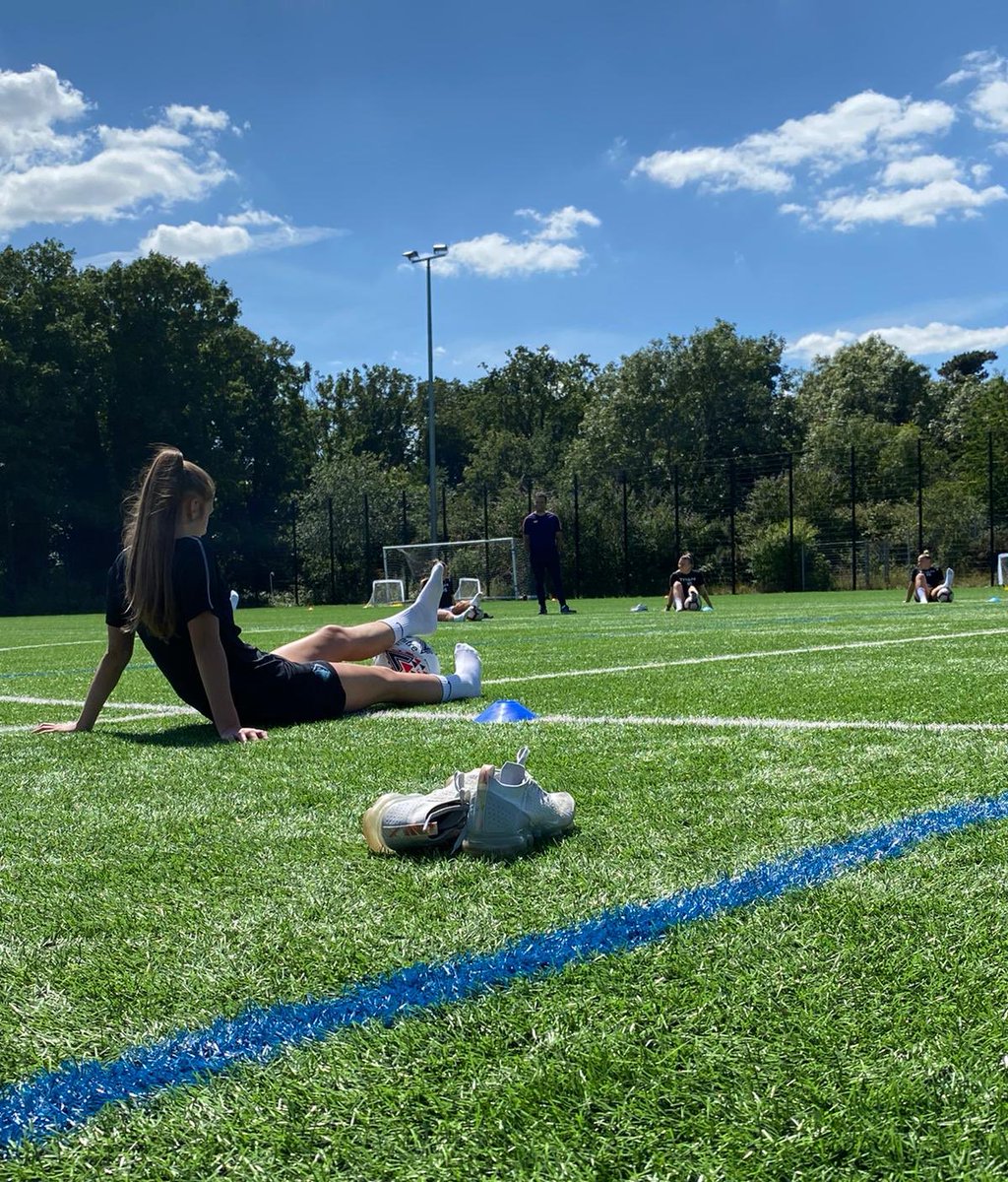 LC_Lionesses's tweet photo. #ThankfulThursday Oh how we love that final group cool down after a hard session 👌😉 #LondonCityLionesses #Training #PreSeason https://t.co/iqtkGAyueQ