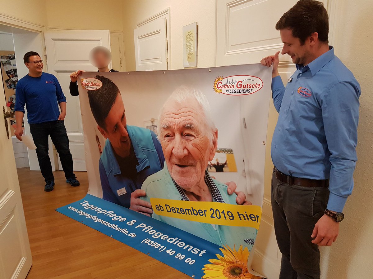 Con una impresión sobre PVC de 500 g/m², esta #lona #publicitaria tiene un tamaño de 250 x 200 cm. Deseamos al servicio de #cuidados para personas Cathrin Gutsche gran éxito y alcance para llamar la atención de muchas personas sobre este trabajo tan importante. #SAXOPRINThero