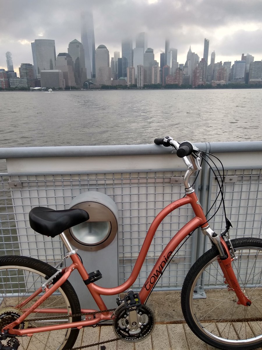 drNYCnerd's tweet photo. Reporting behind the scenes from #SRLTeach20 on behalf of @KnologyResearch: an early morning bike ride to attempt some b-roll of New York. https://t.co/9l6zAEh679