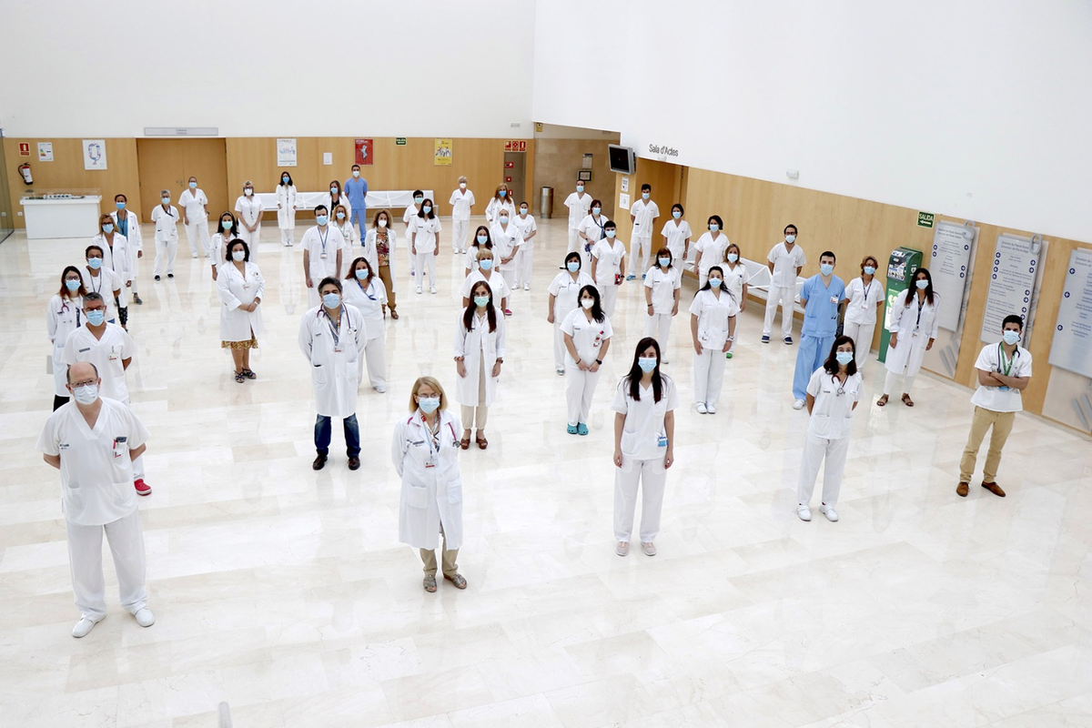 ximopuig's tweet photo. Esto es fortalecer la sanidad pública.
Esto es ser justos y reconocer el esfuerzo.

Firmamos hoy que 43.000 profesionales sanitarios -interinos y fijos- vean reconocida la carrera profesional. Transformar los aplausos en hechos.

120 millones de euros.
No es gasto, es inversión. https://t.co/rlpwcYER1U