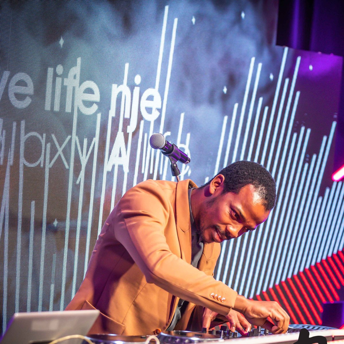 ZakesBantwiniSA's tweet photo. Never doubt your MAGIC. By all means SILENCE the noise!❤️ #LiveElectronicSet https://t.co/g1UQWWq8Nu