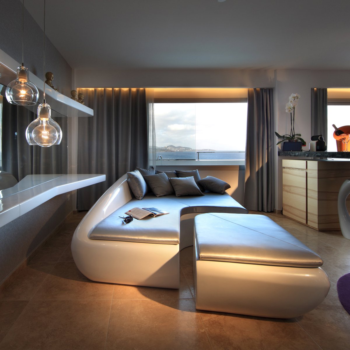 Kaudex_contract's tweet photo. Sofá fabricado en fibra de vidrio a medida elegida por el cliente by #kaudex @ushuaiaibiza #hotel #equipamiento #contract #instalaciones #interiorismo #fabricacion #hospitality #furniture #ibiza #madeforyou #interiordesing #habitaciones #suite #zonasnobles https://t.co/g3sMvCrIiX