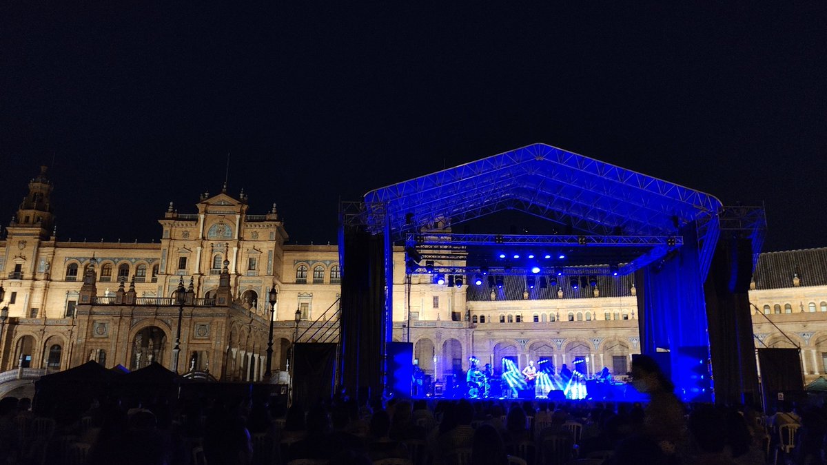 "Si te encuentras frente al silencio
Pronto te darás cuenta
De todo" 
<a href="/xoellopez/">Xoel López</a>