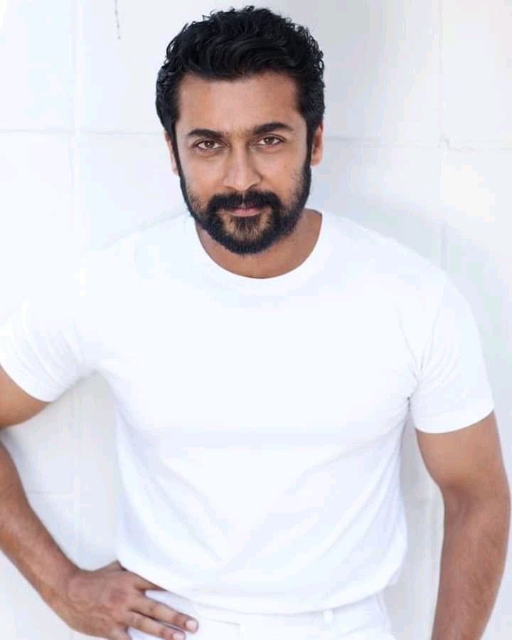 Siva_KumarSfC's tweet photo. നല്ല കാലം വരുമ്പോൾ തോളിൽ ഏറ്റി നടന്നിട്ട് കഷ്ടകാലം വരുമ്പോൾ ഇട്ടിട്ട് പോകാൻ ഇദ്ദേഹം വെറുമൊരു "നടൻ "മാത്രമല്ല ഞങ്ങൾക്ക്. ! കൂടെ പിറക്കാതെ പോയ കൂടെ പിറപ്പായി മാറിയ ഞങ്ങളുടെ അണ്ണന് ഒരായിരം ജന്മദിനാശംസകൾ "💙   #HappyBirthdаySuriya #SooraraiPottru #Jothika #Suriya #Suriya_offl https://t.co/GZxcjQ2RwN