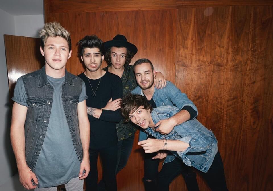 SonyMusicSweden's tweet photo. TACK @onedirection för allt vi fått uppleva tillsammans med Er! 😭🥰😭🥰 #10YearsOf1D https://t.co/1YQ67yrgyV