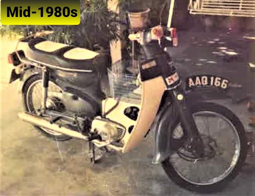 BikersRanger's tweet photo. Kadang orang main moto bukan sebab nak kejar king, sebab moto rare atau sebab nak laju. Cuma kenangan masa muda untuk bekalan memori hari tua π€π»π€π»
FB Azlan Ramli
#thebikersranger #bikersranger #TBRraretrok #SanggapThrottle #Honda #C70 #Petak #hondacub #Kapcai https://t.co/mHymUEFnub