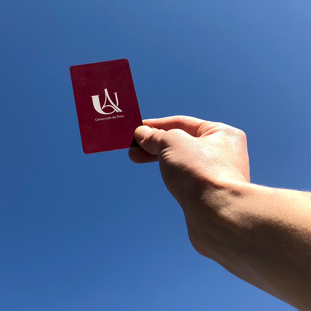univ_paris_cite's tweet photo. Une fois l’inscription et le dépôt des pièces justificatives effectués, chaque étudiant recevra par courrier postal à son adresse personnelle, sa carte d’étudiant et un certificat de scolarité. 
⚠ Les cartes étudiantes ne seront pas délivrées avant la rentrée universitaire. https://t.co/ERT6Y3izIq