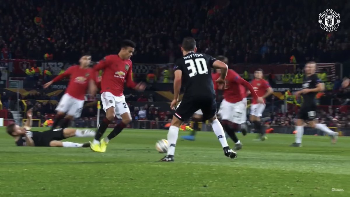 Versus AZ Alkmaar, we see the touch again. When Greenwood is central, the touch (at about 45°), creates more of an angle to shoot across the goal; his favoured shot on the left foot.