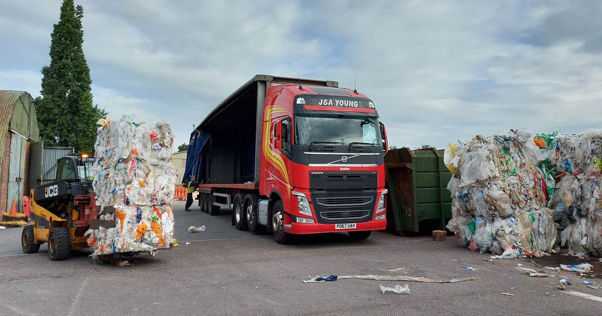 ExeterCouncil's tweet photo. Exeter has become the first council in the UK to turn plastic bags collected from the kerbside into litter bin sacks which are sent back to Exeter to be used. https://t.co/3aDNQvnrhu