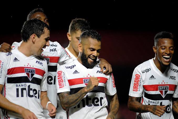 luciianju's tweet photo. - Finalmente hoje tem São Paulo 
- Hoje é dia de matar a saudade
- Hoje é dia de ficar puto com gol perdido
- Hoje é dia de ter 70% de posse de bola

HOJE TEM SÃO PAULO DO DINIZ!! https://t.co/8GT6HBDf6M