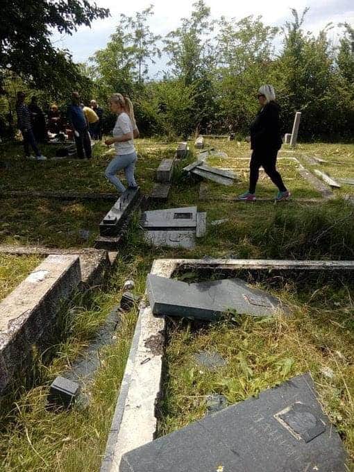 De nuevo radicales albaneses han profanado cementerios cristianos en Kosovo, esta vez en Orahovac (Metojia).