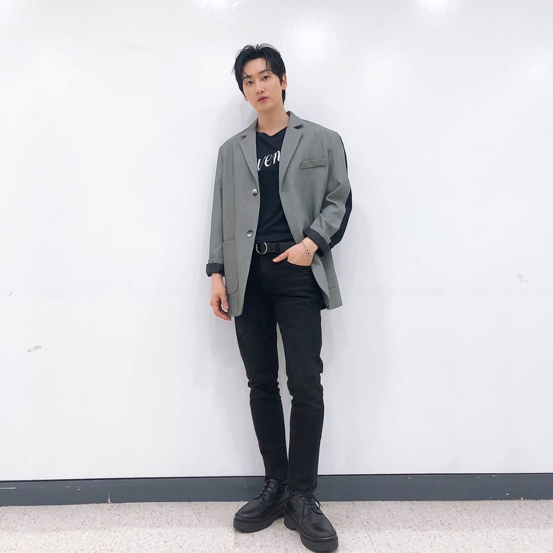 EunhyukSpain's tweet photo. [ IG update eunhyuk_outfit ] 230720 

Outfit de #EUNHYUK para el programa de Weekly Idol de esta semana. 

ES: camiseta negra - #ANNDEMEULEMEESTER 
chaqueta gris - #fivetoone 
pantalones negros - #DCLIP 
zapatos negros - #stylist https://t.co/Srq90AVhxG