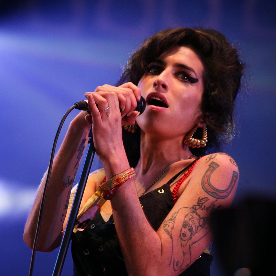 BBCRadio2's tweet photo. 9 years ago we lost a music legend, @AmyWinehouse. 🖤

Including her classic tracks such as Tears Dry on Their Own, Back to Black and Rehab, you can still watch her iconic @Glastonbury performance from 2007 on @BBCiPlayer: https://t.co/CtLPz11hiP

#AmyWinehouse #Glastonbury https://t.co/U55aB7qmLt