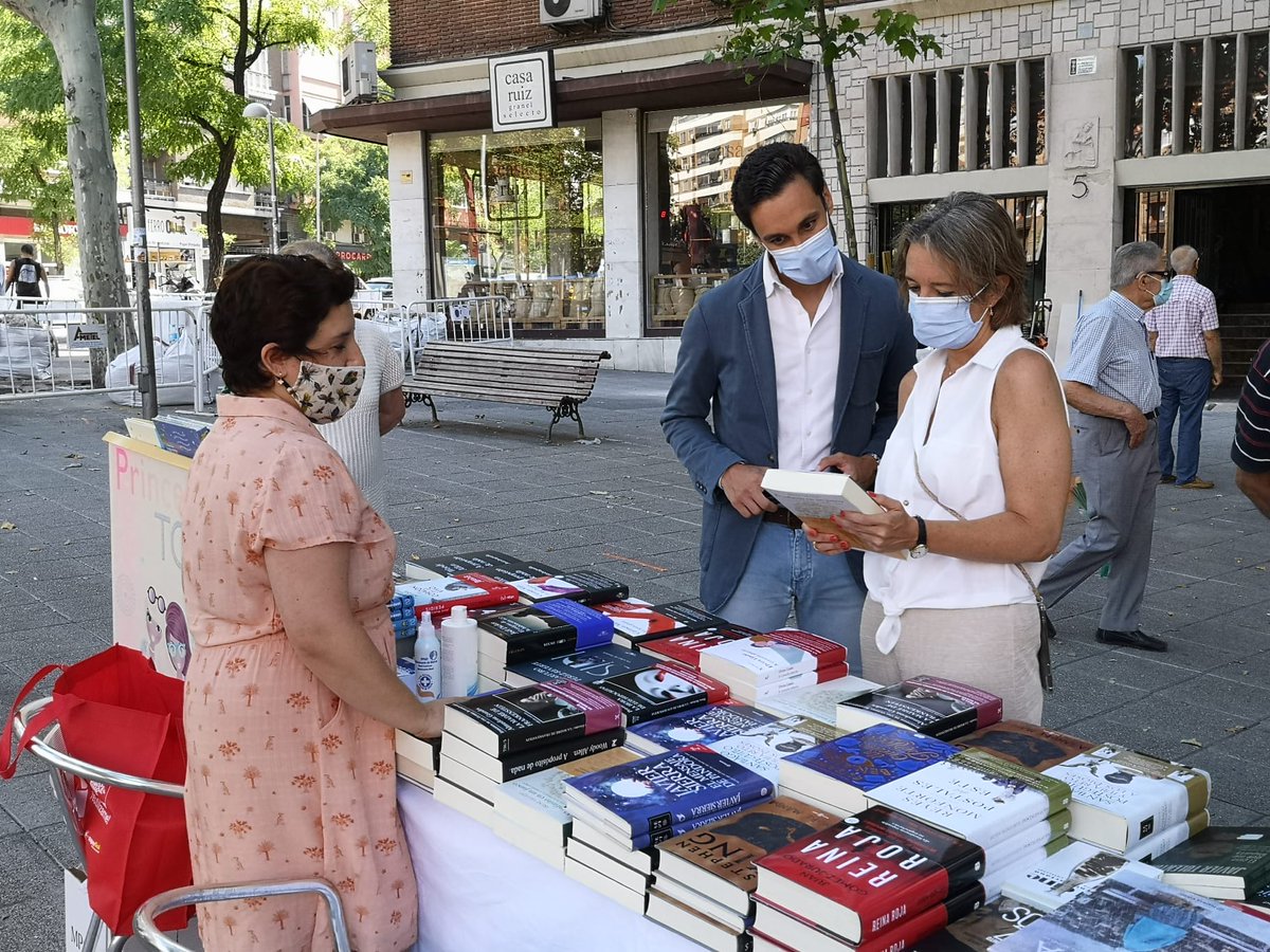 JMDArganzuela's tweet photo. Comienza el Día del Libro en #Arganzuela. Desde la @JMDArganzuela estamos recorriendo las librerías y os animamos a que las visitéis y compréis un libro para el verano. #compraentuslibrerías #23JDiaDelLibro #apoyaatulibrería https://t.co/I0JQLn13ZH