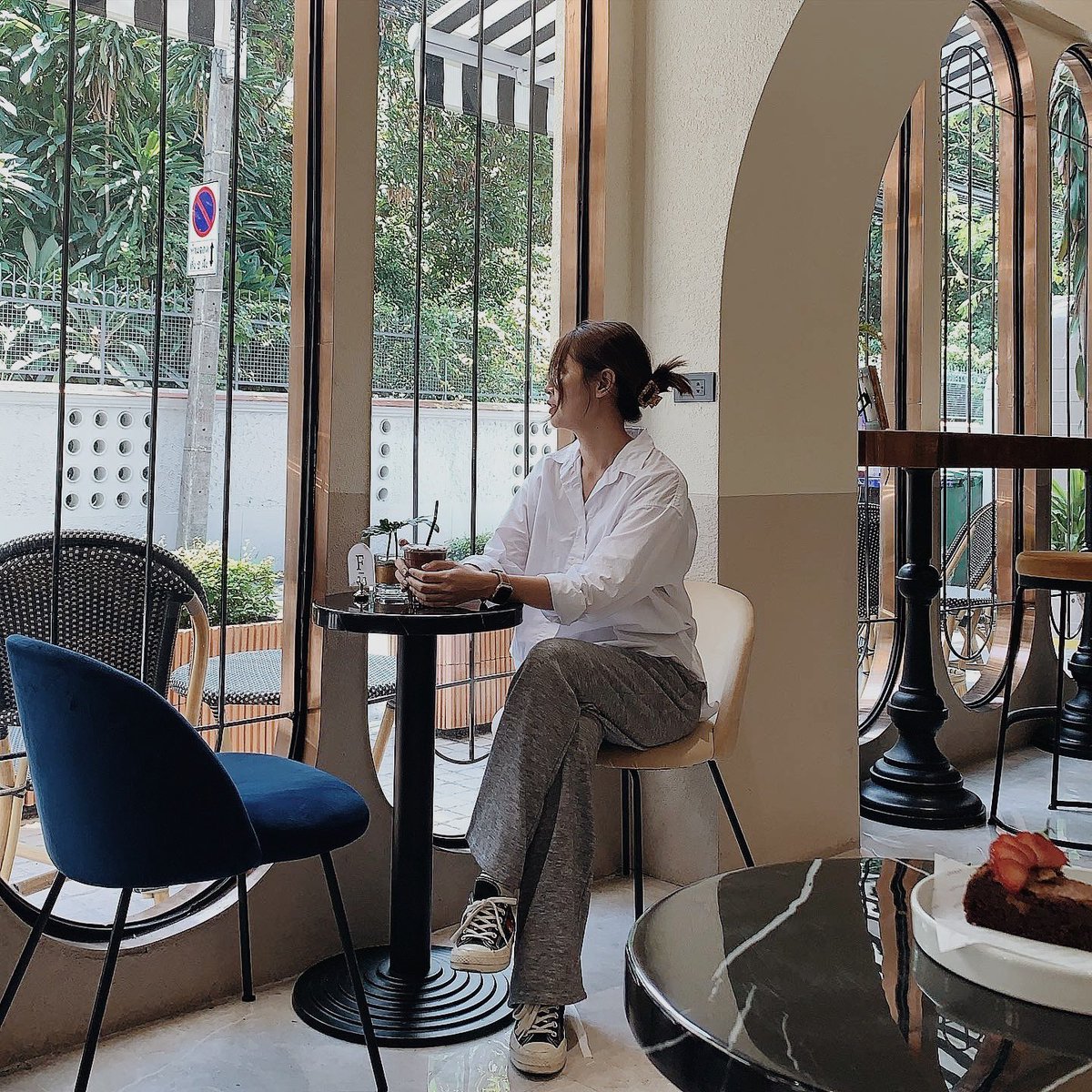 fashbeaut1's tweet photo. #Fashbeauttogo ’Season Bangkok’ ในวันที่ไม่มีคน เวลาบ่ายๆแสงสวยเกินต้าน ถ่ายรูปออกมามูดดีมาก จิงๆเรามาซ้ำเพราะ chocolate and almond flour เค้กไร้แป้งที่อร่อยค่ดๆกินได้เยอะๆแบบไม่รุ้สึกผิดใดๆเลย ลองหาเวลาว่างๆมาลองน๊าทุกคน 💖 @aroii #รีวิวคาเฟ่ #คาเฟ่ทองหล่อ https://t.co/o5Jst5JToA
