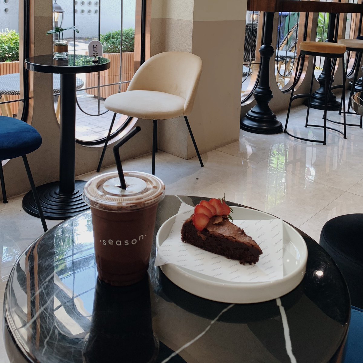 fashbeaut1's tweet photo. #Fashbeauttogo ’Season Bangkok’ ในวันที่ไม่มีคน เวลาบ่ายๆแสงสวยเกินต้าน ถ่ายรูปออกมามูดดีมาก จิงๆเรามาซ้ำเพราะ chocolate and almond flour เค้กไร้แป้งที่อร่อยค่ดๆกินได้เยอะๆแบบไม่รุ้สึกผิดใดๆเลย ลองหาเวลาว่างๆมาลองน๊าทุกคน 💖 @aroii #รีวิวคาเฟ่ #คาเฟ่ทองหล่อ https://t.co/o5Jst5JToA