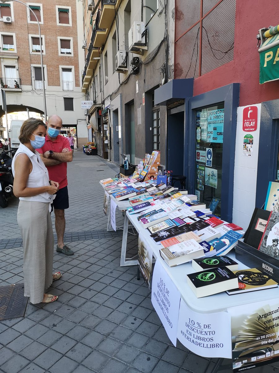 JMDArganzuela's tweet photo. Comienza el Día del Libro en #Arganzuela. Desde la @JMDArganzuela estamos recorriendo las librerías y os animamos a que las visitéis y compréis un libro para el verano. #compraentuslibrerías #23JDiaDelLibro #apoyaatulibrería https://t.co/I0JQLn13ZH