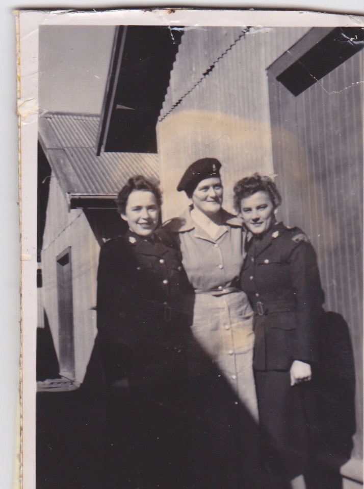 When she came to Australia she only did six months of school and then left (leaving school at 13, same as me). After working cleaning phones and in a factory, she joined the Australian army in 1955. That was where she met my dad. 4/