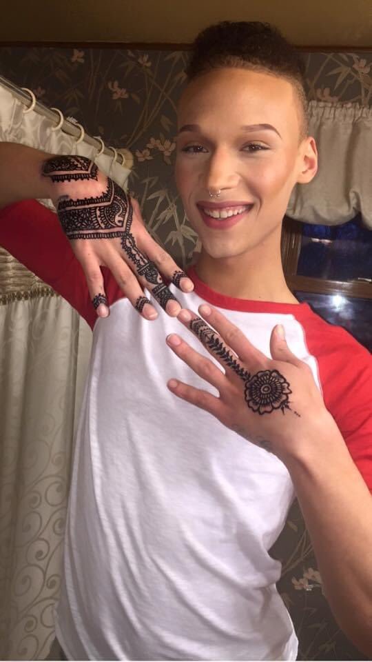 mkizzzzie's tweet photo. i deadass thought i was cute ๐คฆ๐ฝโโ๏ธ (s/o to @hypurbale for the henna) #5YearDifference https://t.co/eSRuL5xjKv