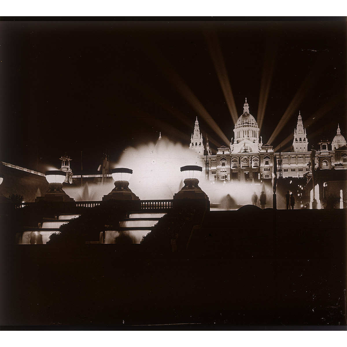 COACGirona's tweet photo. 👉 En el #JuevesdeArquitectura recuperem un reportatge de les fonts de Montjuïc amb el Palau Nacional de Barcelona al fons de nit.
➡️ Les imatges són del fotògraf Joan #Xicart #Rigual, el fons del qual està custodiat a l'Arxiu Històric del @COACatalunya, a Girona. https://t.co/2s64PA4l4A