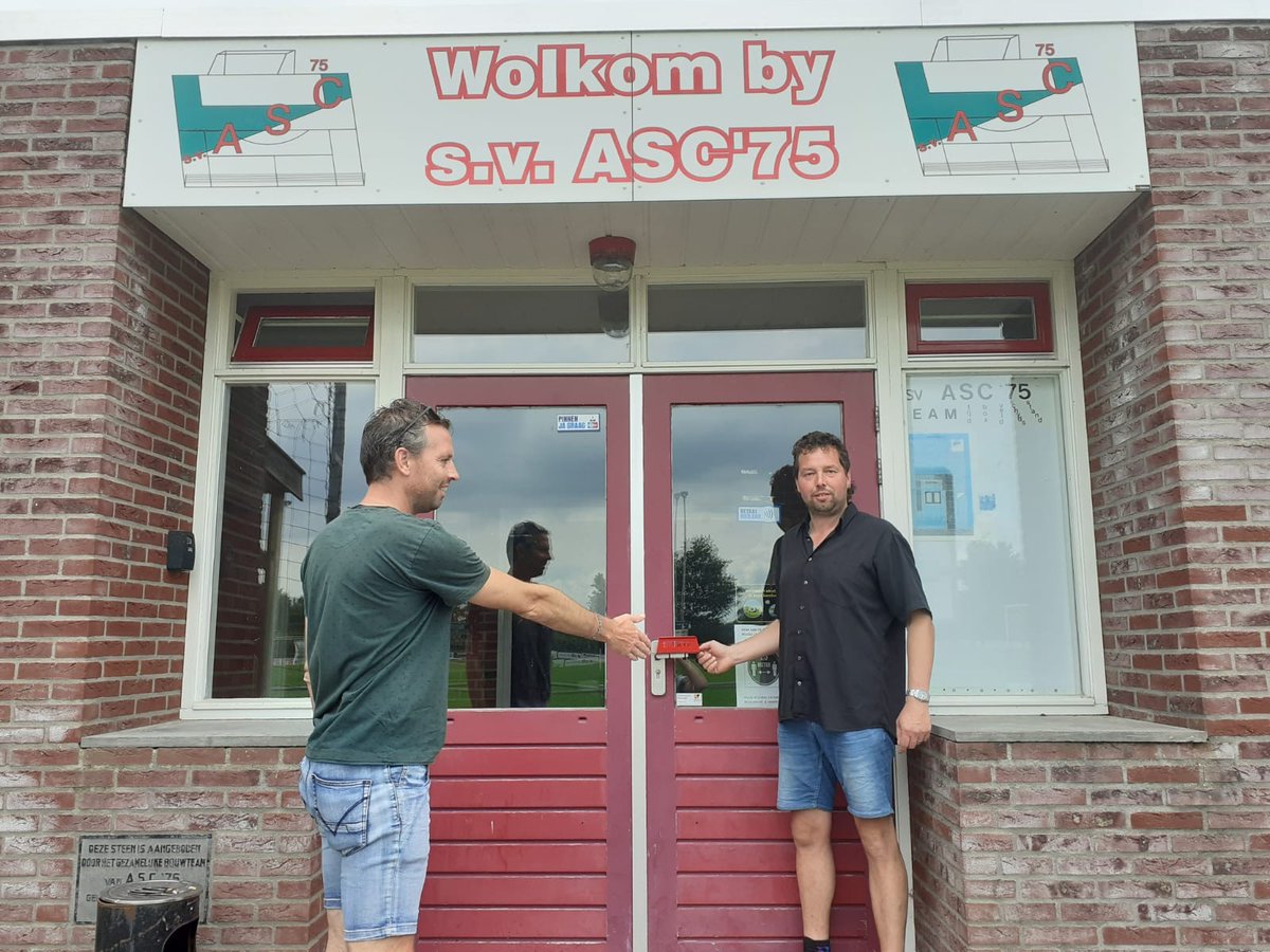 Arie Brandsma en medelid, broer en collega Nico Brandsma, monteren 40 <a href="/Stertil/">Stertil</a> Stertil elleboog deurkrukken bij hun voetbalvereniging <a href="/ASC75voetbal/">s.v. ASC'75</a>  in Augustinusga. Veilig "handen-vrij" de deuren open en klaar zijn ze voor de nieuwe voetbal seizoen! Fijne vakantie iedereen!