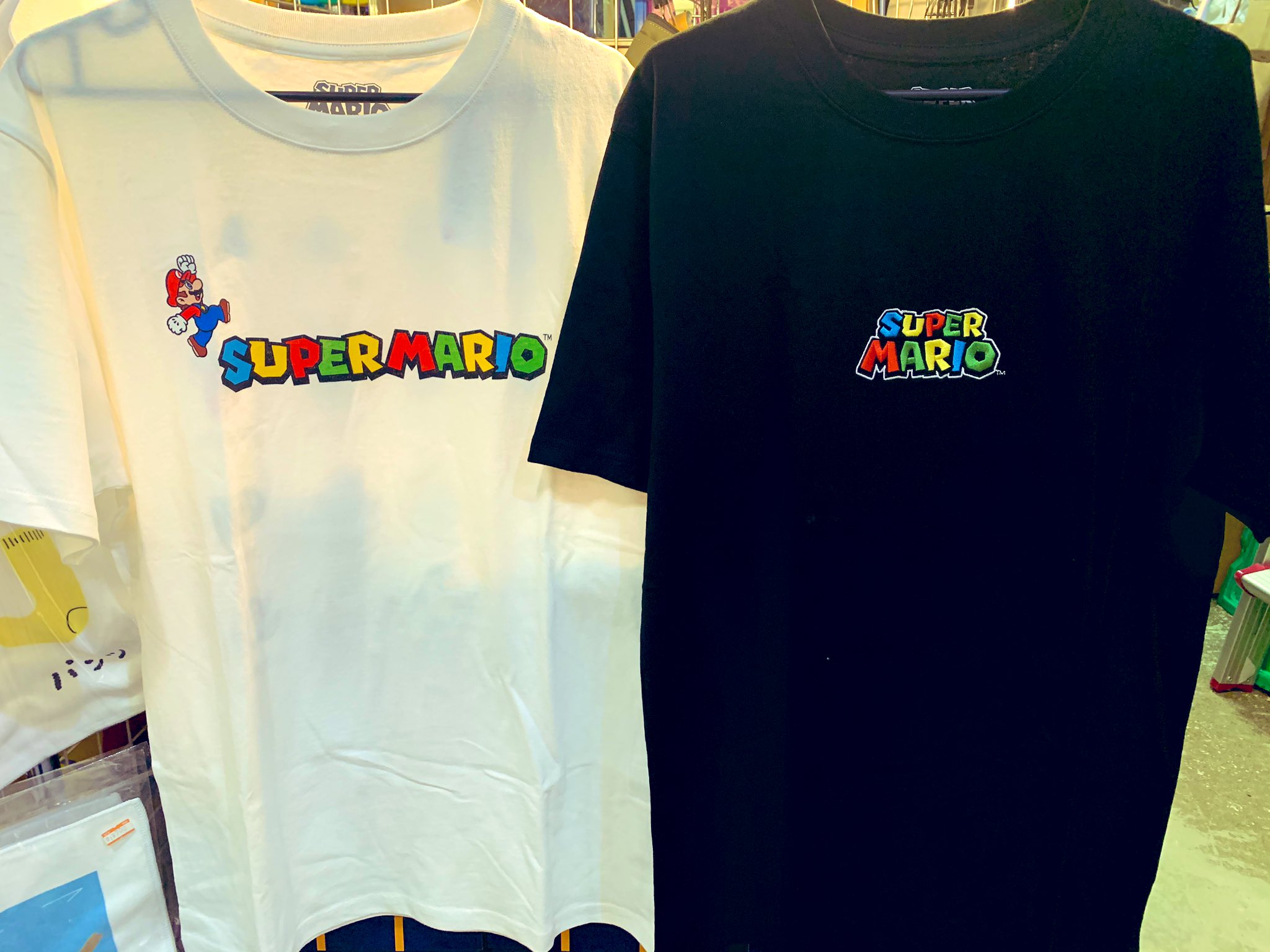 ヴィレッジヴァンガードイオンモール名取 スーパーマリオ半袖tシャツ バクプリがめちゃくちゃかわいいんです 2デザインでどちらも白 黒 大人用と キッズ150cmもあります これ着てマリパ マリカよりマリパ派 やりたいな ほしい