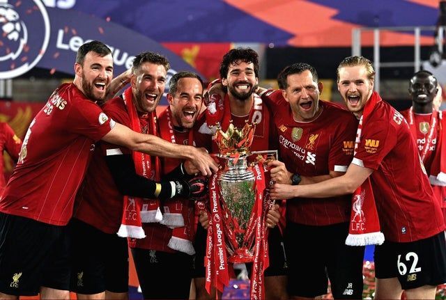 empireofthekop's tweet photo. Can't stop laughing at Sadio photo-bombing the goalkeepers! 😂 https://t.co/PUACjVEZW6