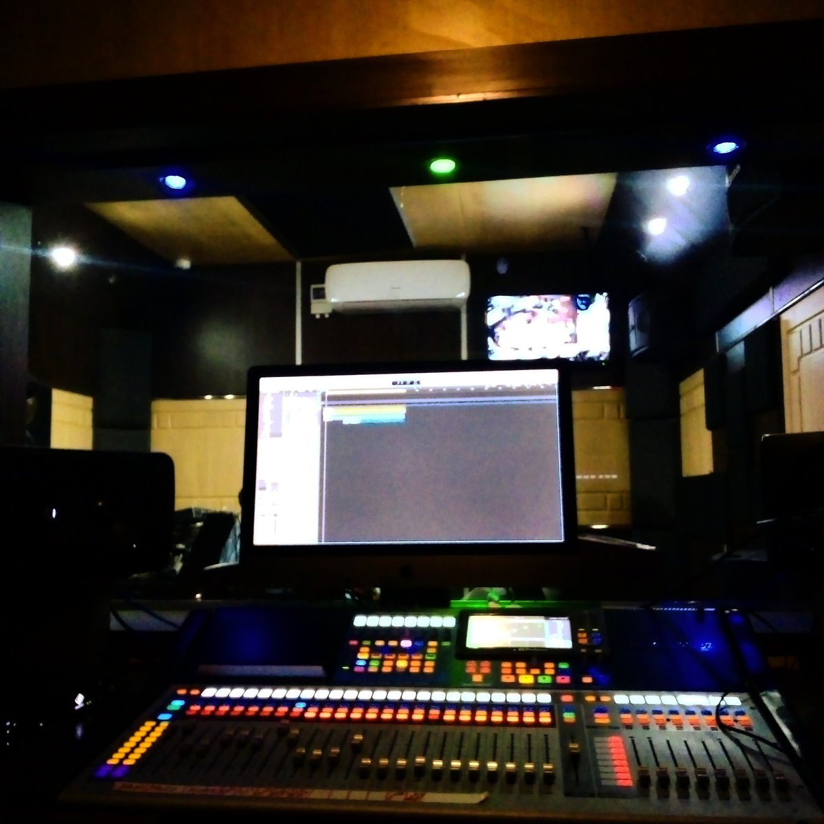 ronny_beats's tweet photo. Workstation@Gagamel Records https://t.co/kdVYbkzMBG