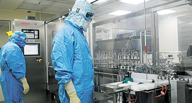 उद्योगाला अमेरिका आणि युरोपमध्ये वाव होता. भारतात देशी श्रीमंतांची मानसिकता लोकल फ्लॅमबॉयन्स विकसित करण्याची नव्हती.पूनावाला आपले शर्यतीतून बाद झालेले घोडे हाफकिनला डोनेट करायचे.लस तयार करण्यासाठी घोड्यांचं रक्त बेस म्हणून वापरलं