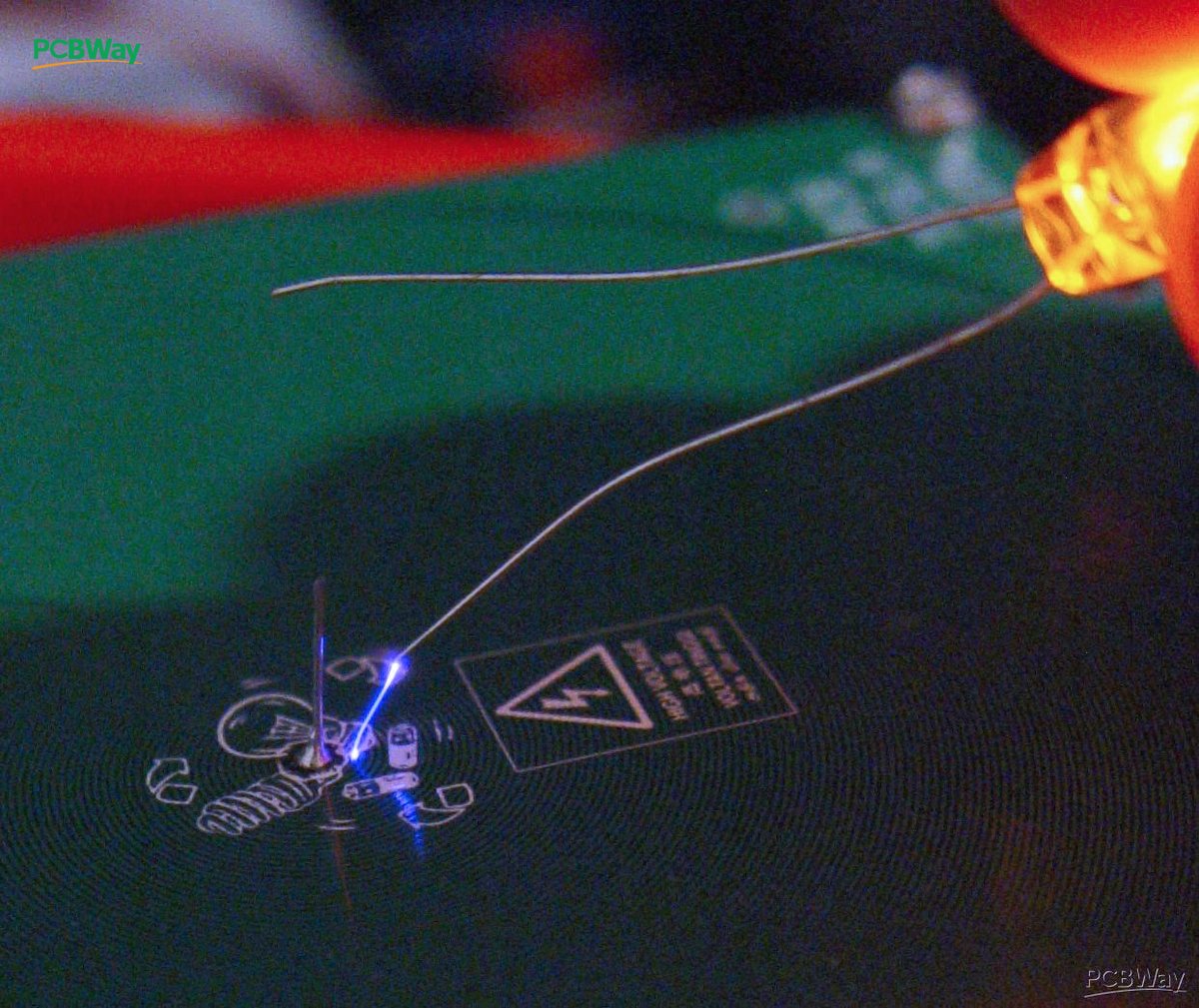 PCBWayOfficial's tweet photo. #SharedProject
Easy Open #Tesla coil on PCB designed @bobricius
With that, you can lay a small neon tube on the PCB and watch it light up.
- Buy it here: https://t.co/fFgHotNpi4
.
.
#pcb #electronics #pcbdesign #teslacoil #EmbededHardware #Z80 #opensource #arduino #pcba https://t.co/UE926odJ5U