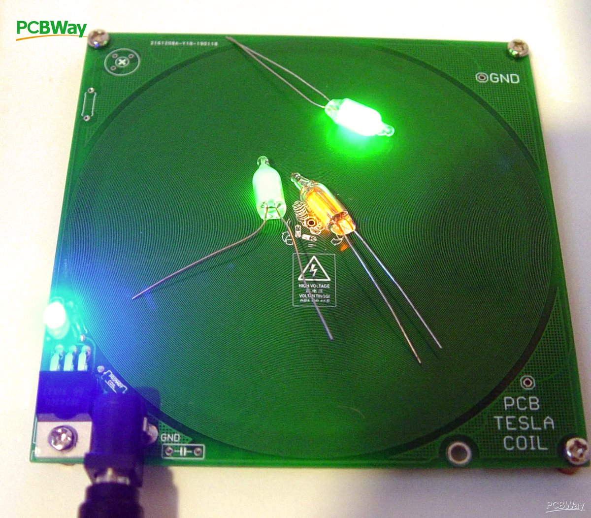 PCBWayOfficial's tweet photo. #SharedProject
Easy Open #Tesla coil on PCB designed @bobricius
With that, you can lay a small neon tube on the PCB and watch it light up.
- Buy it here: https://t.co/fFgHotNpi4
.
.
#pcb #electronics #pcbdesign #teslacoil #EmbededHardware #Z80 #opensource #arduino #pcba https://t.co/UE926odJ5U