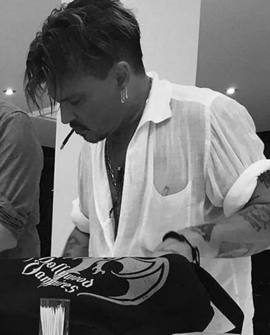 KatherineGore2's tweet photo. All because we love this amazing man Johnny Depp. We love you so much 💗💗💗💗
#Deppheads
#JDIsInnocent
#JusticeForJohnnyDepp https://t.co/YVFI0MKkUP