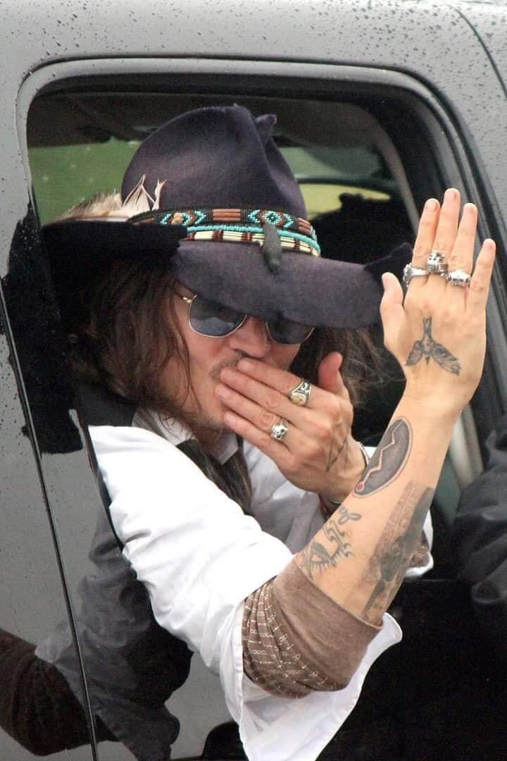 KatherineGore2's tweet photo. All because we love this amazing man Johnny Depp. We love you so much 💗💗💗💗
#Deppheads
#JDIsInnocent
#JusticeForJohnnyDepp https://t.co/YVFI0MKkUP